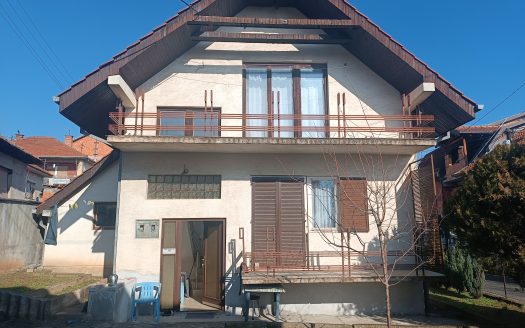 Продажба на две куќи во Радишани на одлична локација.