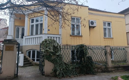 Се издава куќа 240м2 во центарот на Скопје.