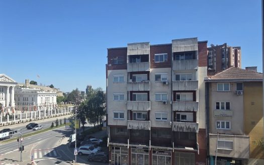 Се продава или изнајмува деловен простор 93м2 во Центар