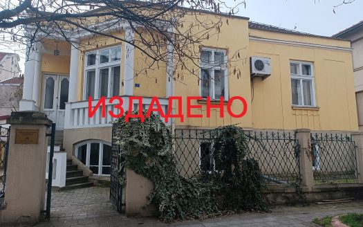 Се издава куќа 240м2 во центарот на Скопје.